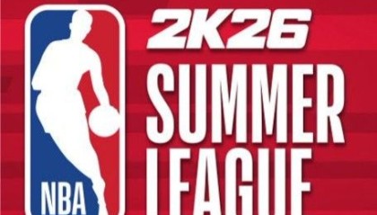 王博现身开拓者夏季联赛现场，经过杨瀚森身边时两人相互握手致意