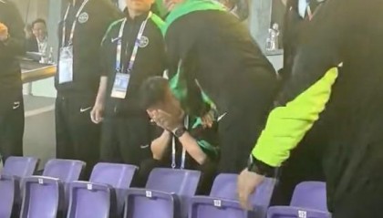 乐鱼体育-王钰栋进球后浙江副总喜极而泣，米特里策上前拍肩安慰