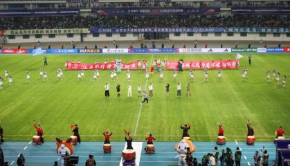 乐鱼官网-鼓震山海，金融同行——江苏银行连云港分行“苏超”主场暖场表演彰显品牌温度与担当|江苏足球联赛|连云港市|江苏省|球迷|赛事_新浪新闻