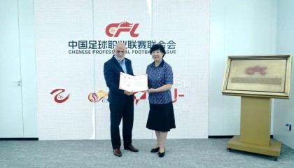 乐鱼平台-中足联与西甲联盟进行会谈，李克敏向特瓦斯颁发战略顾问聘书