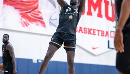 乐鱼体育-奥莫特社媒更新身穿北京男篮球衣训练照：相信自己的努力