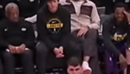 乐鱼APP下载-哥俩好！东契奇和里夫斯场边观战贴贴坐 东子手直接搭小里身后