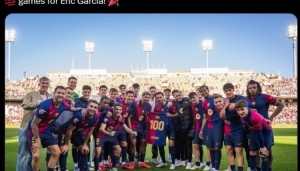 埃里克-加西亚迎巴萨百场里程碑，获赠纪念球衣&amp;与全队合影留念